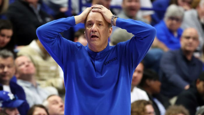 Kentucky’s John Calipari holds his hands on his head